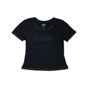 Hollister - Marinblå hollister slim tee i storlek XS!