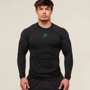 Gymshark onyx v5 long sleeve tshirt - Svart långärmad seamless träningströja från Gymshark med blå logga. Storlek M. Slutsåld online. Säljer då jag köpte fel storlek. Helt oanvänd och ny. Priset kan diskuteras