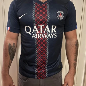 PSG marinblå fotbollströja  - Vid intresse kontakta primekits1 på Instagram DM, finns storlekar från S-XL.🏆                                            Instagram : primekits1