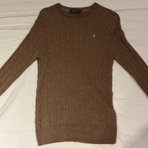 Brun kabelstickad tröja Morris  - Säljer en brun kabelstickad tröja från Morris i 100% merinoull. Tröjan är riktigt snygg till vinteroutfits och stilren. Nypriset ligger på 1600. Inga tecken på användning och passar båda M och S. Hör av dig vid funderingar!