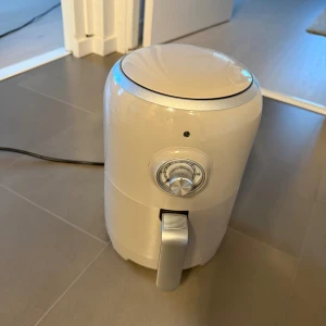Airfryer - Smidig airfryer i vitt med timer och temperaturreglage. Perfekt för hälsosam matlagning utan olja. Produkten ser välvårdad ut med minimalt slitage och fungerar utmärkt. Passar både små och stora kök.