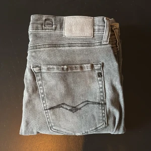 Grå slitna jeans från Replay - Replay🙌