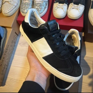 Valentino Flycrews - Hej! Säljer dessa Valentino Garavani Flycrew skor! Skicket är mycket fint på överdelen men är något slitna vid hälen. 3 nitar är borta på vardera sko. Färg: svart, vit, camo sula. Repaintade. Storlek: 40. Tillbehör: box, 2st dustbags, kuvert med kort. Varmt välkommen att skriva vid minsta intresse av köp🙌mvh DC 🔷