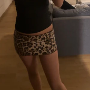 Glitter kjol  - oanvänd !! Perfekt nu till halloween, kan skicka med matchande öron om det önskas- även dom oanvända ! Postar direkt 