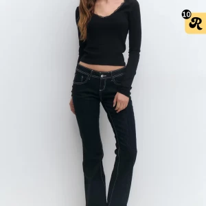 Mörkblå bootcut jeans med kontrastsömmar - Snygga mörkblå jeans från gina tricot med bootcut passform och låg midja. Jeansen har tydliga vita kontrastsömmar, klassiska fem fickor och stängs med knapp och dragkedja. Perfekta för dig som gillar en retroinspirerad look.