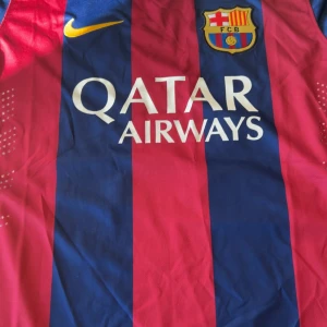 FC Barcelona Messi #10 Nike fotbollströja M - Säljer en äkta FC Barcelona matchtröja från Nike, Messi #10, med Qatar Airways och UNICEF-tryck. Tröjan har breda blå och röda ränder, klubbmärke på bröstet och Champions League-märke på ärmen. Tillverkad i lätt, ventilerande Dri-Fit polyester.