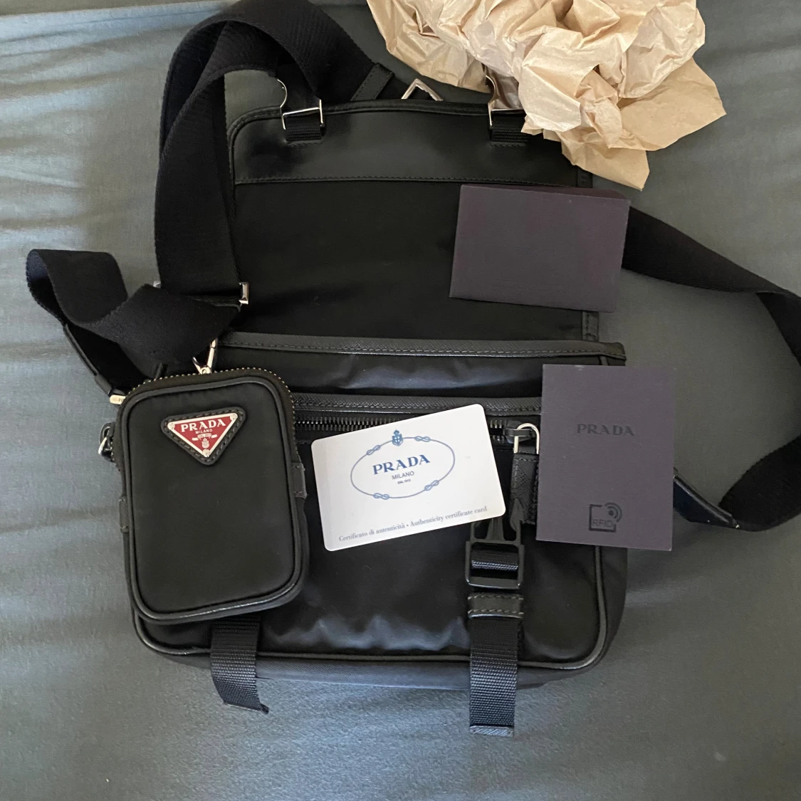 Svart axelväska från Prada med red logga - 2