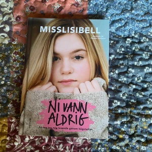 Ni vann aldrig - signerad - En stark och personlig bok där Misslisibell berättar om sina erfarenheter av mobbning och hur hon tog sig igenom högstadiet. Perfekt för unga som vill läsa om mod, styrka och att våga vara sig själv, skriven av en populär Youtuber. Ni vann aldrig - Misslisibells självbiografi. Inbunden, svenska/originalspråk. Singerad. 