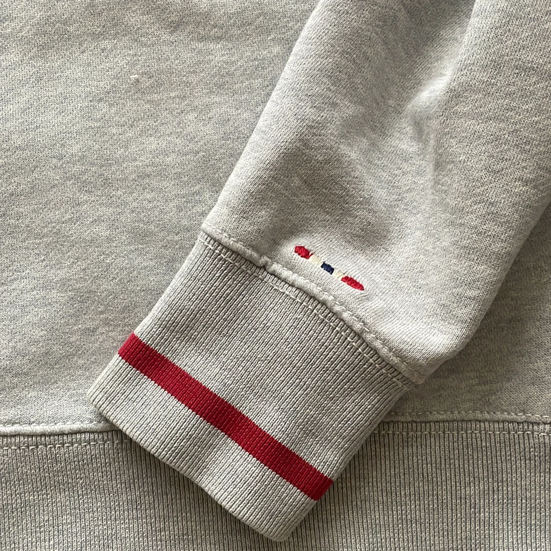 Grå hoodie från Napapijri med brodyr - 2