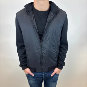 Filedjacka  - Hej, säljer nu denna väldigt snygga och eftertraktade Field jackan som är perfekt nu till hösten/ vintern! Storlek M  Fraktas spårbart vis Instabox, PostNord eller bring!  Vid minsta lilla fundering så är det bara att höra av sig!  