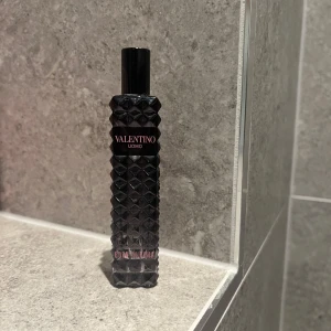 Valentino Uomo Born In Roma EDT 13ml - Stilren parfym från Valentino, Uomo Born In Roma. Perfekt för dig som vill sticka ut med en ikonisk doft i snygg flaska. Passar dig som gillar exklusiva och trendiga märken. Doften passar perfekt året runt. Det finns ungefär 13ml kvar