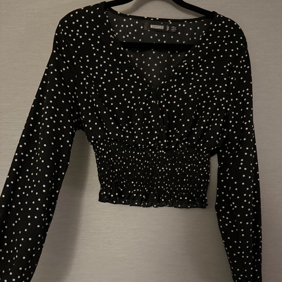 Svart prickig blus från Missguided