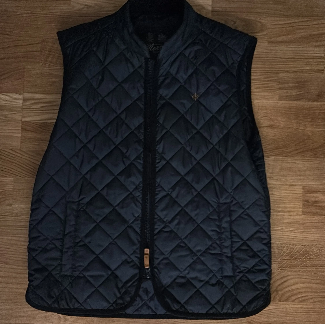 Svart quiltad väst från Morris