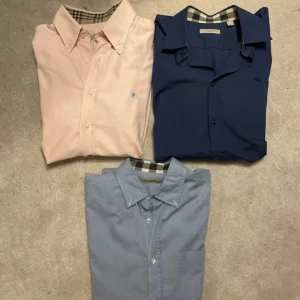 Burberry skjortor  - 3 burberry skjortor i olika färger och olika storlekar. M,M och L Nypris ca 12.000kr