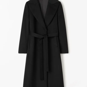 Svart lång kappa Tiger of Sweden - Svart lång kappa från Tiger of Sweden med breda slag, knappar framtill och tillhörande bälte i midjan. Klassisk och stilren design med rak passform och helfodrad insida. Helt ny och oanvänd, Nypris 5500
