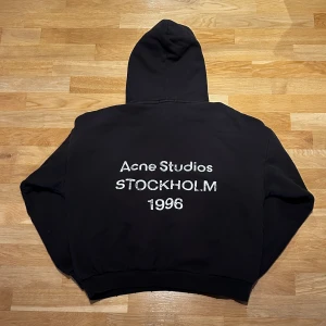 Acne Hoodie - Säljer min snygga Acne Studios hoodie i svart som knappt blivit använd. Den sitter lite fel i storleken på mig, så därför säljer jag den vidare. Priset kan diskuteras.👍 Tveka inte att höra av dig om du har några frågor!🤗