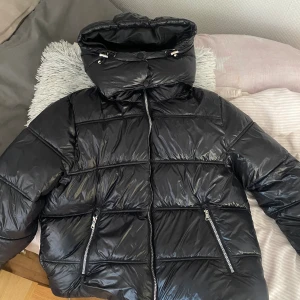 Vinterjacka - Säljer denna fina vinterjacka från lager157 i storlek S💞I mycket bra skick, men finns tecken på användning. (Se bild 4,5) . Fläckar inuti luvan, syns inte särskilt mycket men bra att veta om!💞