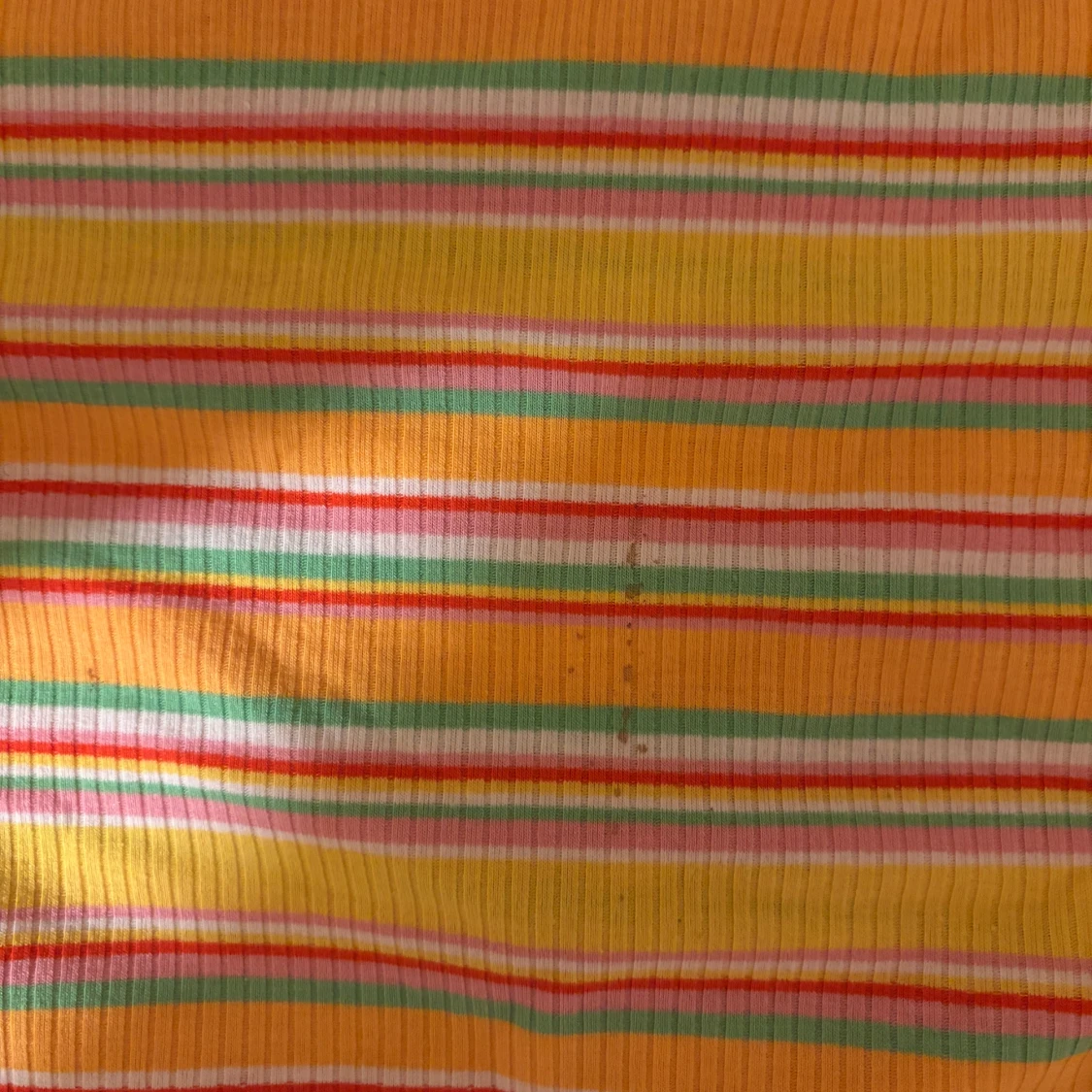 Randig sommarklänning med smala axelband - 3