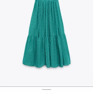 Turkos mönstrad långkjol från ZARA - Snygg populär lång kjol från Zara, knappt använd 