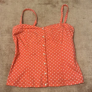 Prickig topp  - Snygg prickig topp!  Storlek M men kan vara en S också! 