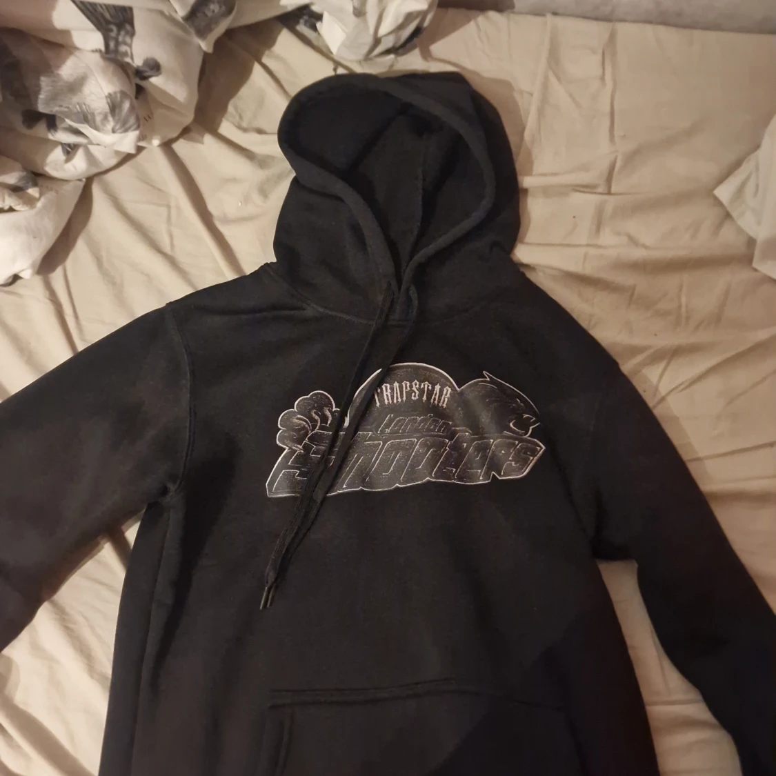 Svart Trapstar hoodie
