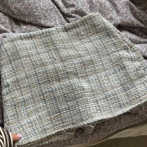 Tweed ljus mini kjol med shorts  - Ljus färgad Tweed  mini kjol med inbyggda  shorts från Zara. 