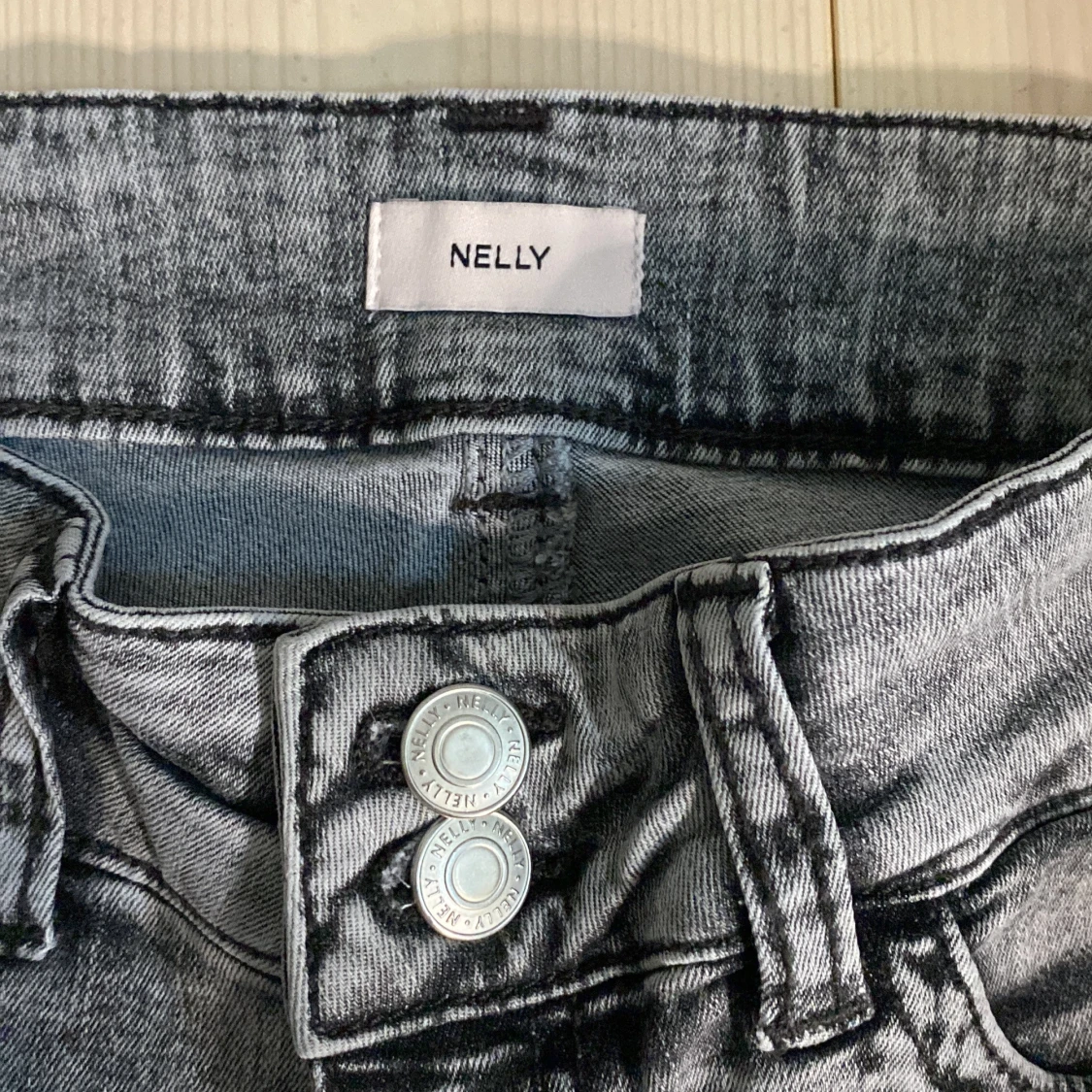 Grå bootcut jeans från Nelly - 1