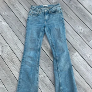 Lågmidjade jeans  - Från Gina i strl 36, lågdmijade bootcut