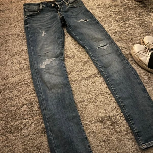 Jack and Jones jeans  - Säljer dessa snygga Jack and Jones Jeans med riktigt snygga slitningar som inte längre tillverkas.  Model slimfit/glenn. Storlek 28/32