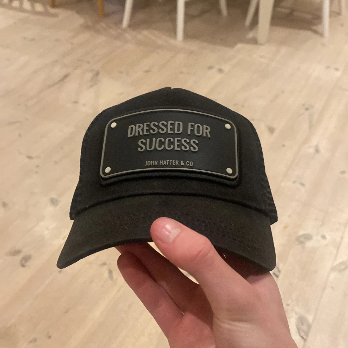 Svart keps från John Hatter & Co