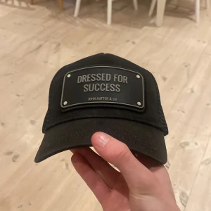 Svart keps från John Hatter & Co - Snygg svart keps från John Hatter & Co knappt Använd