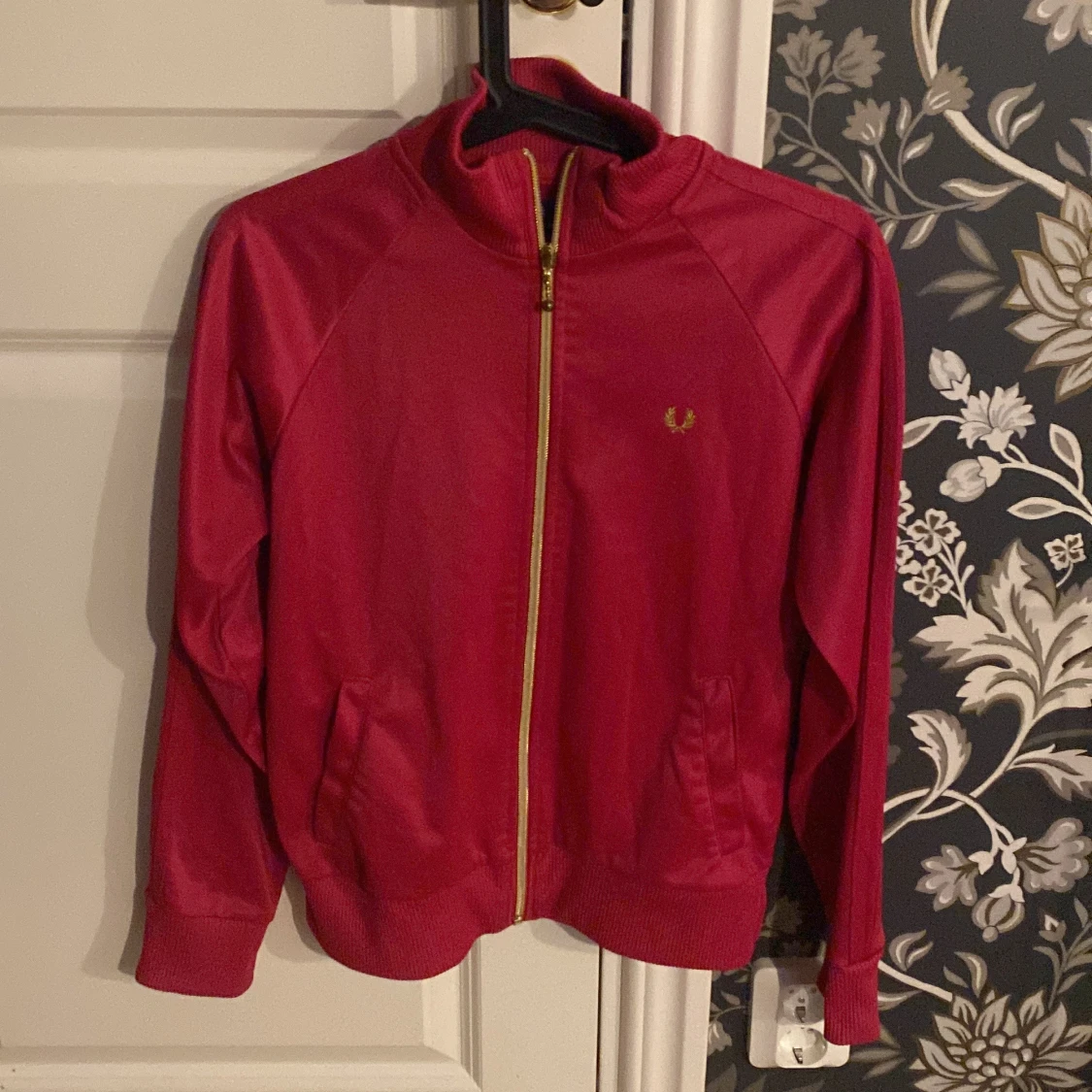 Rödrosa track jacket från Fred Perry