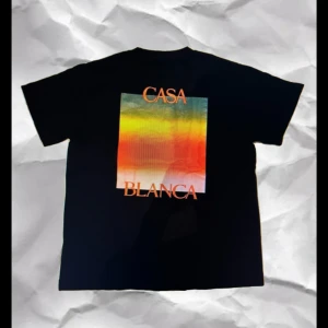  Casa Blanca t-shirt   - Svart t-shirt från Casa Blanca till ett bra pris!😄 Den är i bra skick och har inga defekter‼️Vid frågor är det bara att hojta till!📲📩