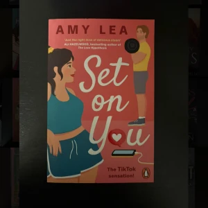 Set on You - En färgstark och modern bok som blivit en TikTok-sensation! Perfekt för dig som gillar romantik, träning och sociala medier. Omslaget utstrålar energi och humor – en bok som garanterat piggar upp din läsning.