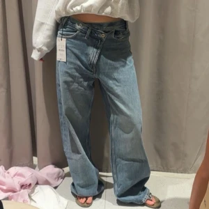 Blå baggy jeans med låg midja - Zara jeans nya med prislappen kvar! Brukar ha 34 men har 38 för att de ska sitta på höfterna🌸🌸Pris kan diskuteras