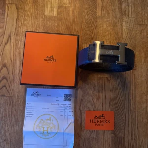 Herme’s blå med mönster - Säljer denna lyxiga herme’s skärp som aldrig har använts tidigare. Den är i storlek 115 och allt som är med i bild följer med skärpen. Priset kan även diskuteras via snabb affär!!