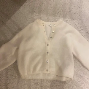 Ljusbeige kofta med knappar - En jättefin stickad kofta ifrån Gina tricot i storlek xs, köptes för 400kr för ungefär en månad sedan och har använts cirka 3 gånger! Mycket bra skick på den!💓skriv för fler bilder!!