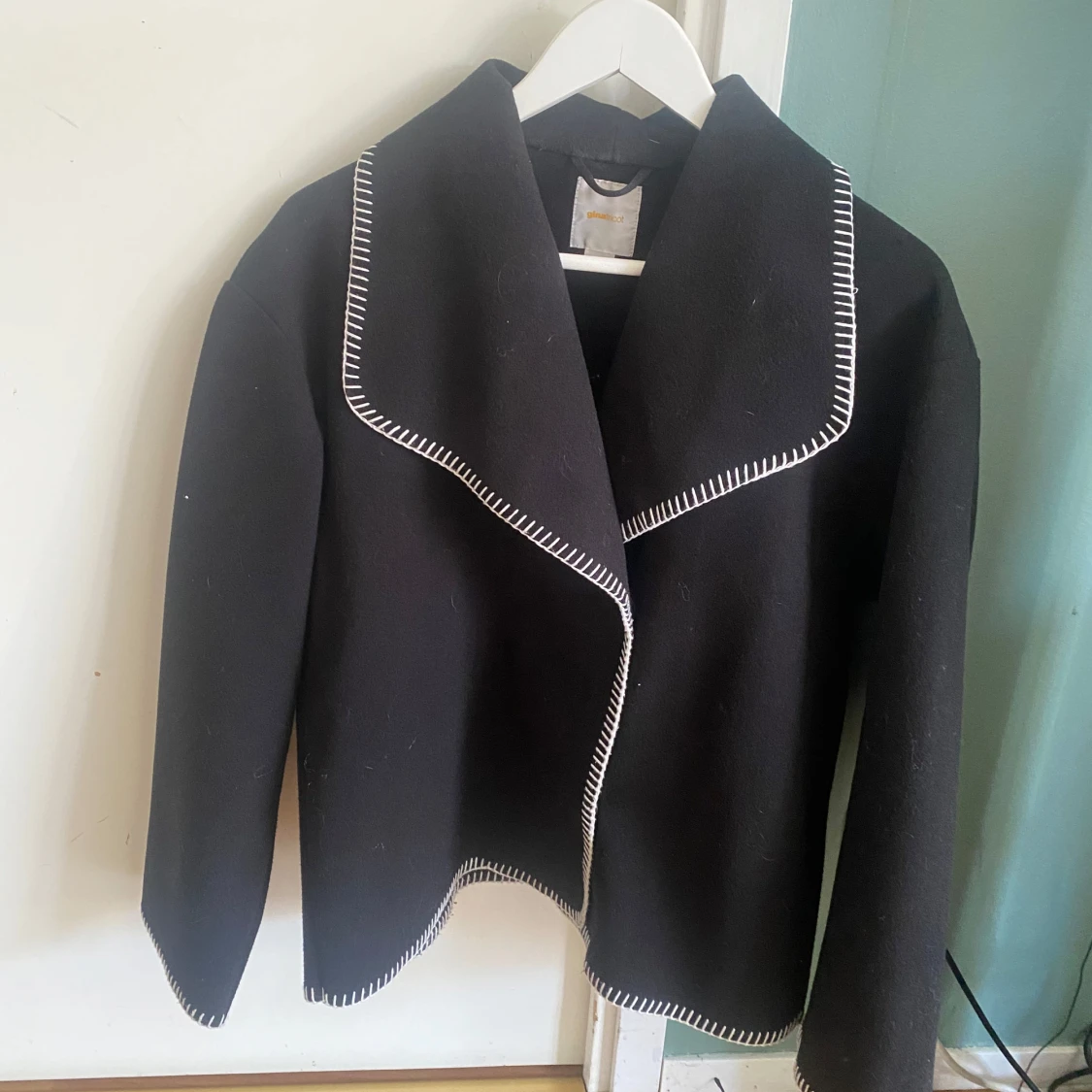 Svart kappa från Gina Tricot med vit kant