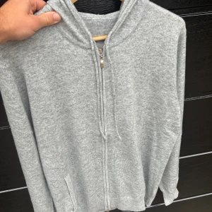 Kashmir/Merino zip hoodie - En ljusgrå Kashmir/Merino zip hoodie i storlek M! Använd 1 gång, därför nyskick på hoodien! Hör av dig vid frågor!🌟