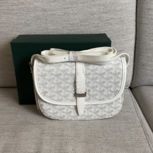 G axelväska vit - Helt ny box samt tillbehör tillkommer!