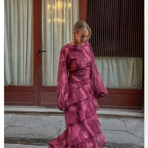 !!SÖKER!! Maxiklänning från nakd - Söker deN supersnygga maxi volangklänningen från lovisa wallins kollektion med nakd. Söker klänningen i storlek S/M. Hon gärna av dig om du vill sälja💕💕