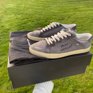 Saint Laurent skor  - Säljer nu ett par skit snygga YSL skor i mycket bra skick! 👂🏻Box & dustbag medföljer👂🏻Storlek 43 men sitter bra på 44! Skriv vid minsta lilla prisförslag eller fundering!🤩