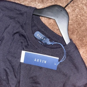 Marinblå stickad tröja från Riley - Helt ny riely tröja i merino ull, ny pris 900kr, Hör av dig vid frågor 🙏🏻