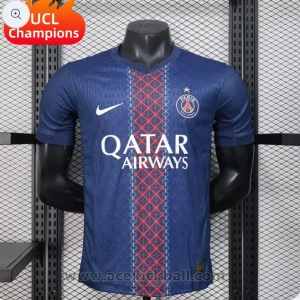 PSG blå fotbollströja Nike - Snygg PSG fotbollströja i marinblått med rött och vitt geometriskt mönster längs mitten. Tröjan har korta ärmar, V-ringad krage och Paris Saint-Germain-logga på bröstet. Tillverkad i lätt och ventilerande material, perfekt för match eller träning.