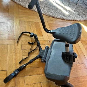 Bumprider stepbräda med sits  - Bilden visar en hoverkart-ram för montering på en hoverboard, med justerbar sits och fotstöd. Produkten verkar vara i gott skick utan synliga skador eller större slitage. Perfekt för att förvandla din hoverboard till en rolig och stabil sittande eldriven gokart.