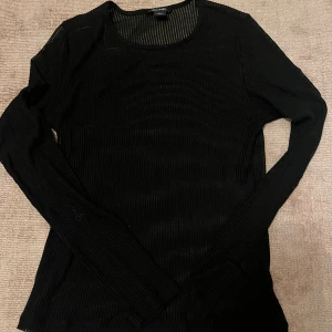 Svart ribbad långärmad topp från Monki - Säljer en svart långärmad topp från Monki i storlek M. Toppen är ribbad, aldrig använd 