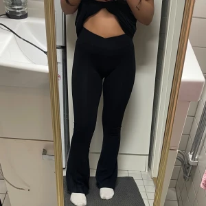 Träningsbyxor -  Utsvängda Träningsbyxor i storleken S men passar även XS. De är i bra skick och är mid waisted. 