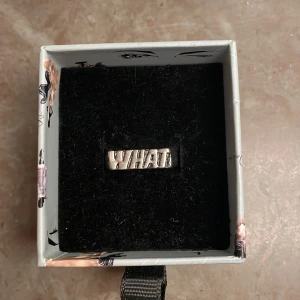 WHAT Ring  - Snygg cool ring med texten what Chunky. Den är i nytt skick