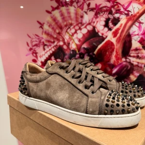 Bruna Louboutin sneakers med nitar - Tjena! Säljer ett par snygga Christian Louboutin köpt från BESTSECRET | väldigt bra skick | size 43 | knappt använda pågrund av fel size. HÖR AV ER AV MINSTA LILLA! 