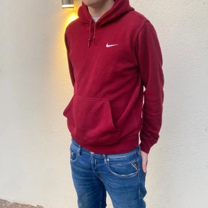 Nike hoodie  - Snygg röd nike hoodie som endast används ett fåtal gånger. Tröjan har en nyans som vinröd men klassas som röd. (Priset är ej hugget i sten). Kom dm för fler bilder💯
